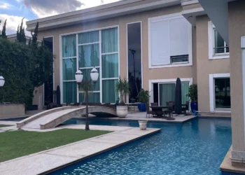 Irmão de Zezé Di Camargo tem fortuna de R$ 77 milhões e vive em mansão luxuosa em bairro nobre
