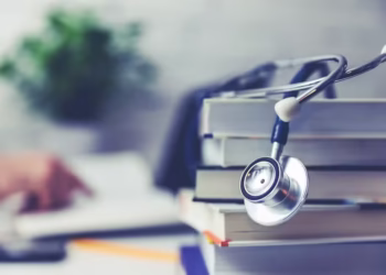 Estudantes de Medicina mandam mal em exame e faculdades vão pagar o preço