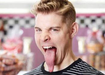 Homem com maior língua do mundo consegue lamber o cotovelo e trabalha como artista e comediante