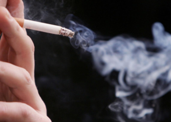Lei proíbe fumar perto das escolas e você pode tomar multa de até R$ 1.000 neste país