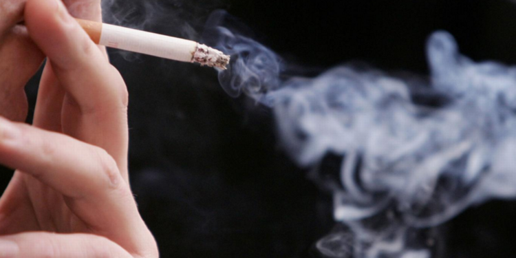 Lei proíbe fumar perto das escolas e você pode tomar multa de até R$ 1.000 neste país