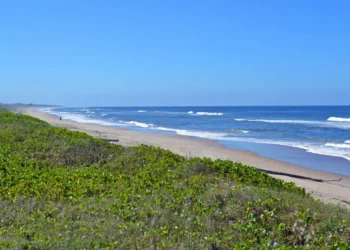 Praia com mar mais azul do Brasil é fácil de entrar e deixa turistas impressionados