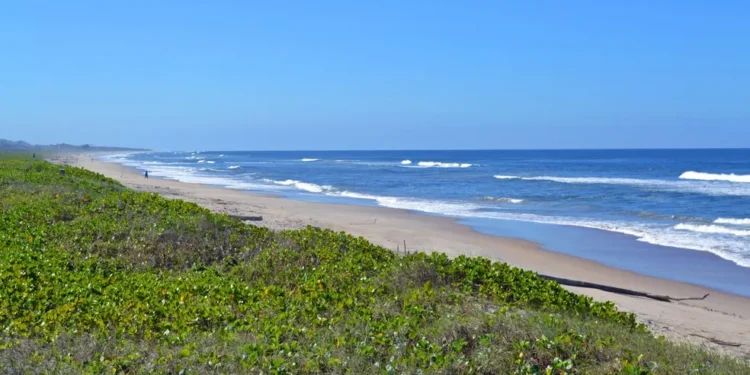 Praia com mar mais azul do Brasil é fácil de entrar e deixa turistas impressionados