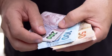 Melhor salário mínimo do Brasil atinge R$ 2.400 e padrão de classe média