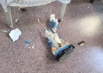 Mulher surtou dentro de igreja e saiu quebrando imagens e agredindo
