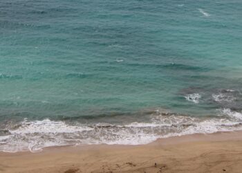 Areia de praia brasileira desapareceu e foi engolida pelas águas