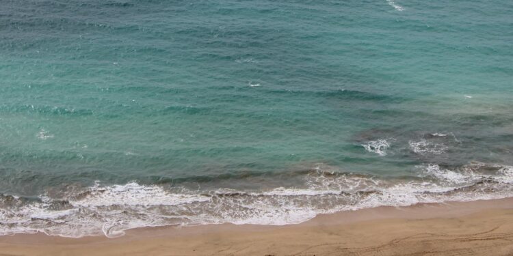 Areia de praia brasileira desapareceu e foi engolida pelas águas