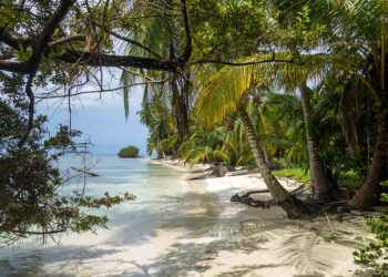 Melhor país para quem quer deixar o Brasil tem praia com cor de céu e paraíso para visitar