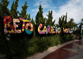 Maior parque de diversões do Brasil tem montanha russa invertida e custa até R$ 849 para entrar