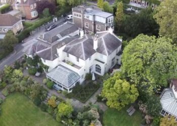 Cantor de 31 anos comprou quatro imóveis na mesma rua para erguer uma mansão gigante