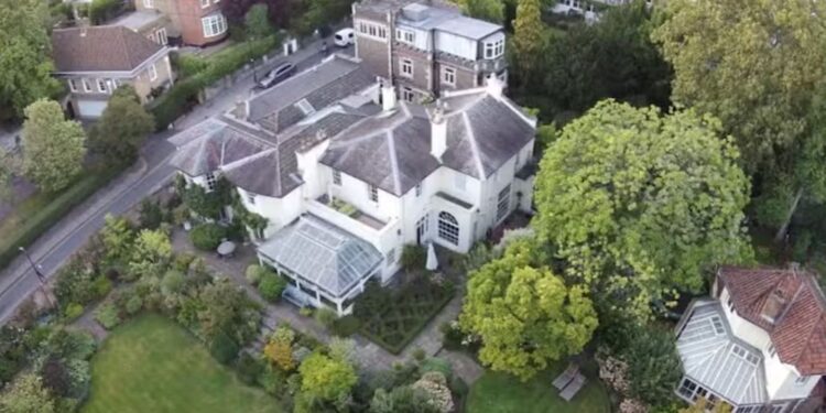 Cantor de 31 anos comprou quatro imóveis na mesma rua para erguer uma mansão gigante