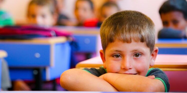 Crianças que estudam em escola pública podem sacar R$ 150