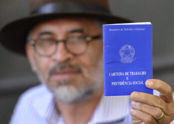 Brasileiros que trabalham como CLT ganham benefícios além de FGTS e 13º