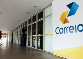 Diretora dos Correios recebe salário capaz de comprar uma casa a cada 6 meses