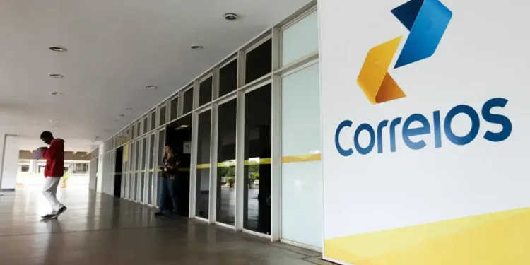 Diretora dos Correios recebe salário capaz de comprar uma casa a cada 6 meses
