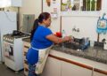 Mulheres que trabalham como domésticas vão receber saque de até R$ 1.320 em 2026