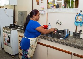 Mulheres que trabalham como domésticas vão receber saque de até R$ 1.320 em 2026