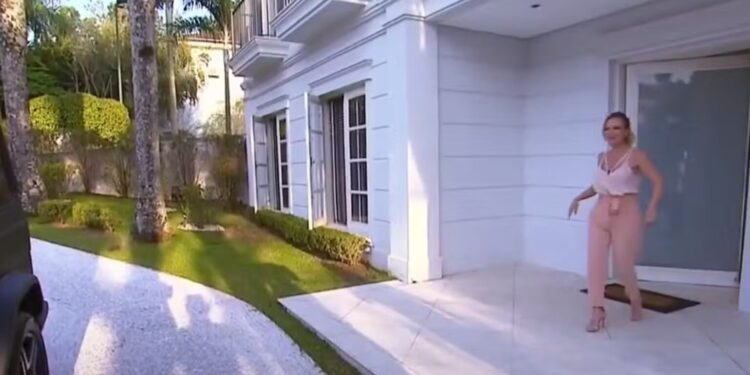 Mansão gigante no valor de quase R$ 10 milhões tem quartos de luxo e pertence à apresentadora de TV