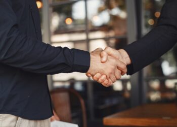 Estrela da Rede Globo assinou com TV concorrente