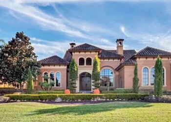 Apresentador com fortuna de 1 bilhão construiu mansão de quase R$ 7 milhões fora do país