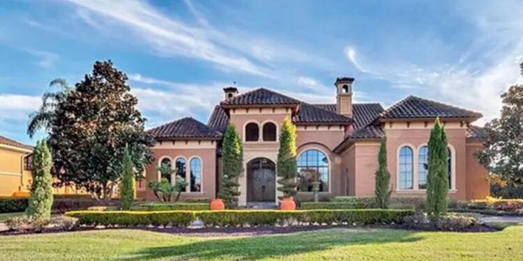 Apresentador com fortuna de 1 bilhão construiu mansão de quase R$ 7 milhões fora do país