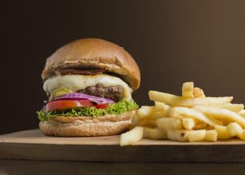 Enquanto McDonald’s fatura US$ 6,3 bilhões, potência chinesa superou e já tem mais unidades pelo mundo