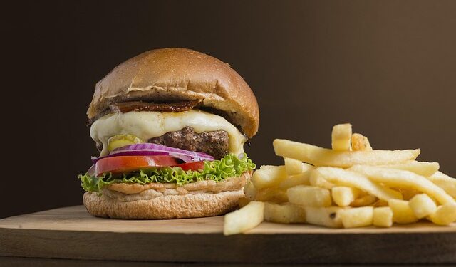 Enquanto McDonald’s fatura US$ 6,3 bilhões, potência chinesa superou e já tem mais unidades pelo mundo