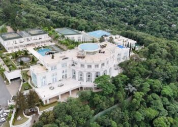 Mansão brasileira parece um estádio de futebol e pertence à casal famoso