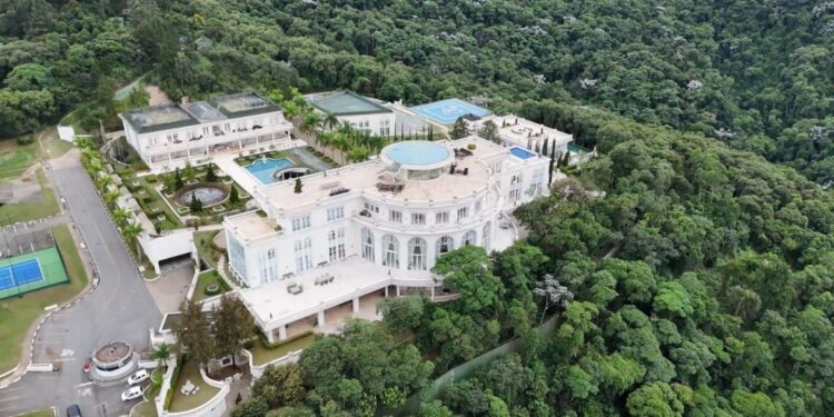 Mansão brasileira parece um estádio de futebol e pertence à casal famoso