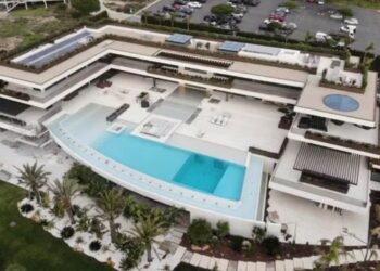 Mansão de R$ 215 milhões com praia exclusiva pertence a jogador de futebol