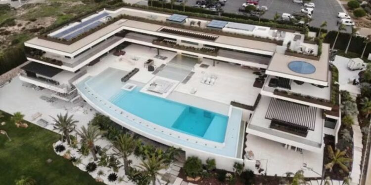 Mansão de R$ 215 milhões com praia exclusiva pertence a jogador de futebol