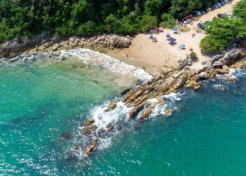 Menor praia do Brasil é um cantinho de sossego e parece um paraíso para os turistas