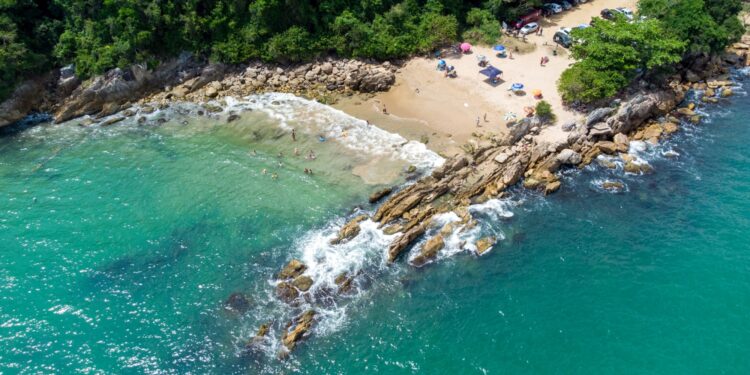 Menor praia do Brasil é um cantinho de sossego e parece um paraíso para os turistas