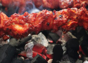 Adeus, carvão: veja a nova tendência para assar churrasco gastando bem menos