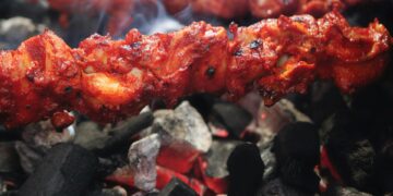 Adeus, carvão: veja a nova tendência para assar churrasco gastando bem menos