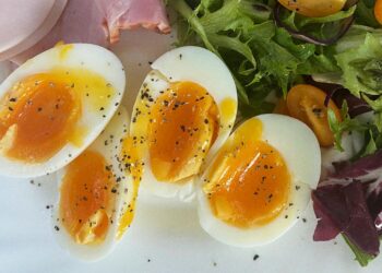 Novo método para cozinhar ovos surpreende cozinheiros e é super fácil