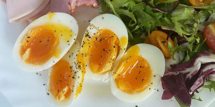 Novo método para cozinhar ovos surpreende cozinheiros e é super fácil