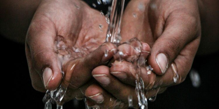 Pagamento da conta de água chegou ao fim no Brasil nesta cidade que recebe abastecimento natural