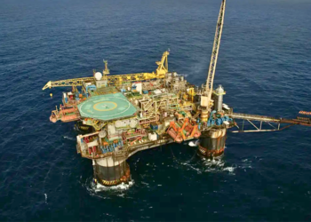 Mesmo tendo reservas gigantescas, Venezuela produz menos petróleo que o Brasil
