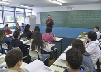 Mudança no piso salarial dos professores causa polêmica em prefeituras