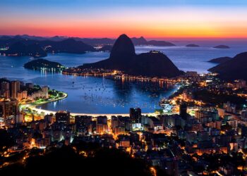 Cidade mais visitada por turistas no Brasil tem praia linda e monumento gigante