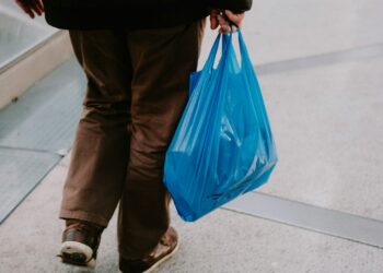Sacolas plásticas não serão mais distribuídas nos mercados em 2026 neste estado