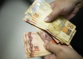 Lei em vigor libera 2 salários para brasileiros que trabalham de carteira assinada nessas condições