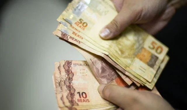 Lei em vigor libera 2 salários para brasileiros que trabalham de carteira assinada nessas condições