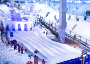 Maior parque de neve do Brasil tem montanha gelada e você pode construir bonecos
