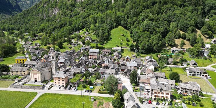 Aldeia mais isolada do país tem casas de pedras com mais de 300 anos de idade na Suíça