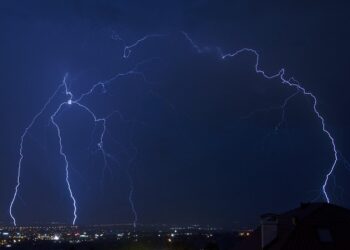 Tempestade forte cancelou mais de 900 voos e 15 estados entraram em emergência neste país