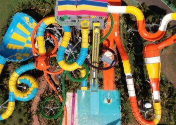 Maior parque aquático do Brasil parece uma cidade e fatura R$ 250 milhões a cada 365 dias
