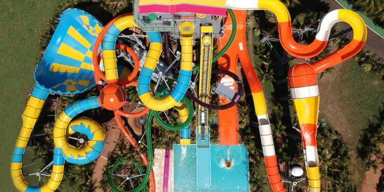 Maior parque aquático do Brasil parece uma cidade e fatura R$ 250 milhões a cada 365 dias