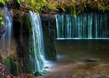 Cachoeira secreta no Brasil tem 80 metros e faz parte de cidade colonial com mais de 200 anos